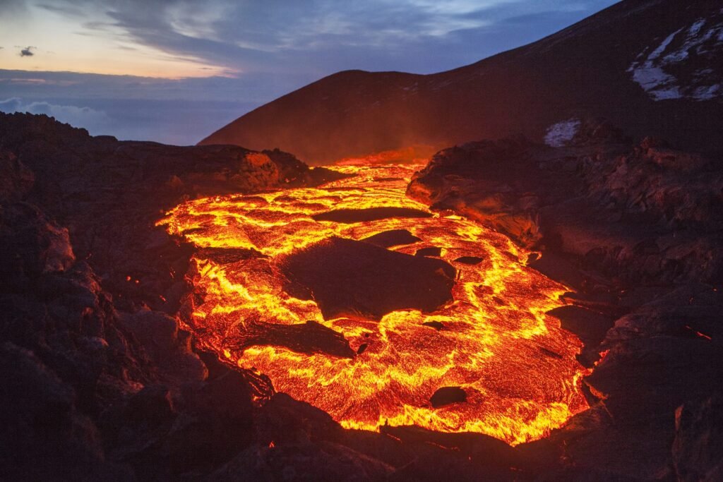 Perché la lava è rossa e quali altri colori possono assumere